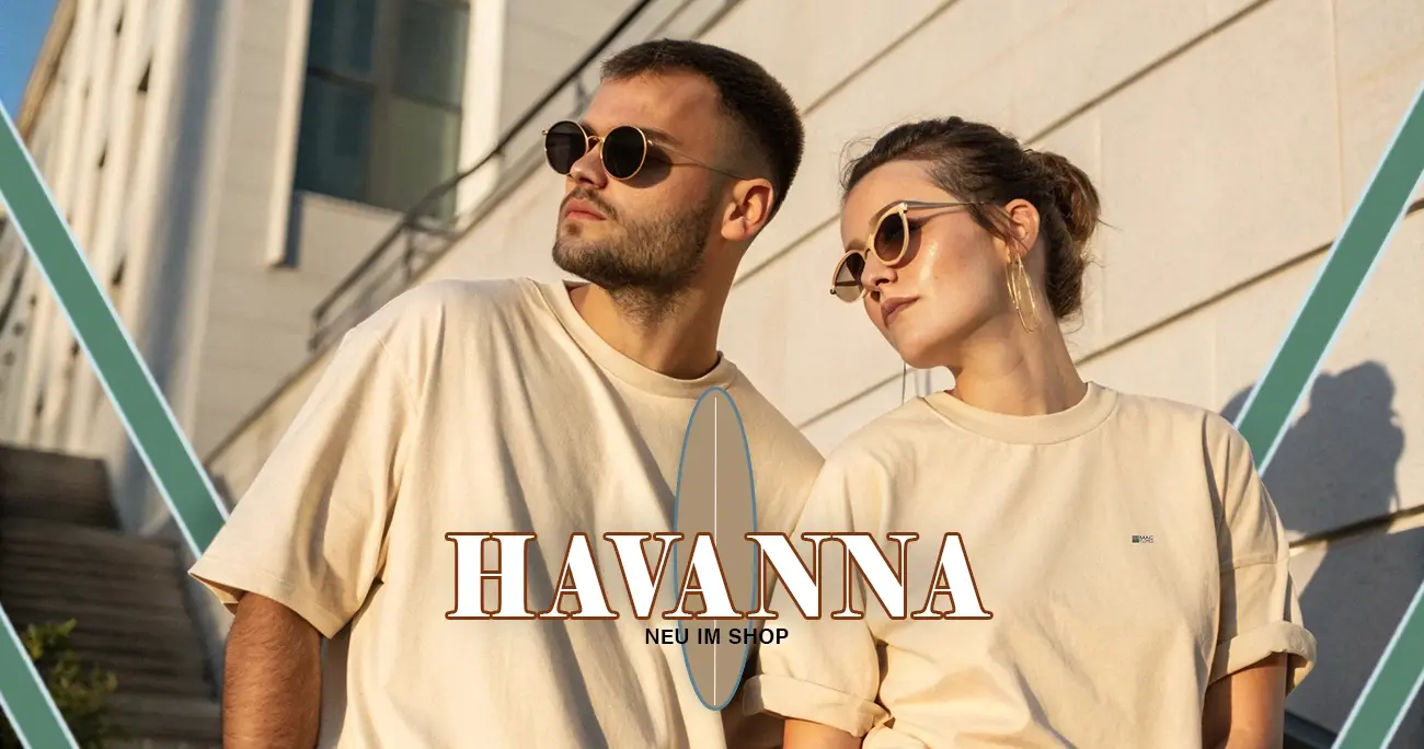 Ein junges Paar trägt beige oversized T-Shirts von Mac And Flores in Beige. Im Unteren Teil wird die neue Kollektion von Mac & Flores "HAVANNA" beworben.